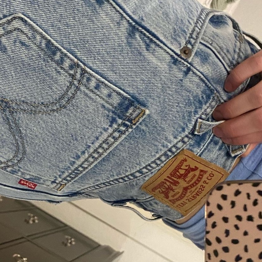 WOMEN LEVIS STRAIGHT LEG